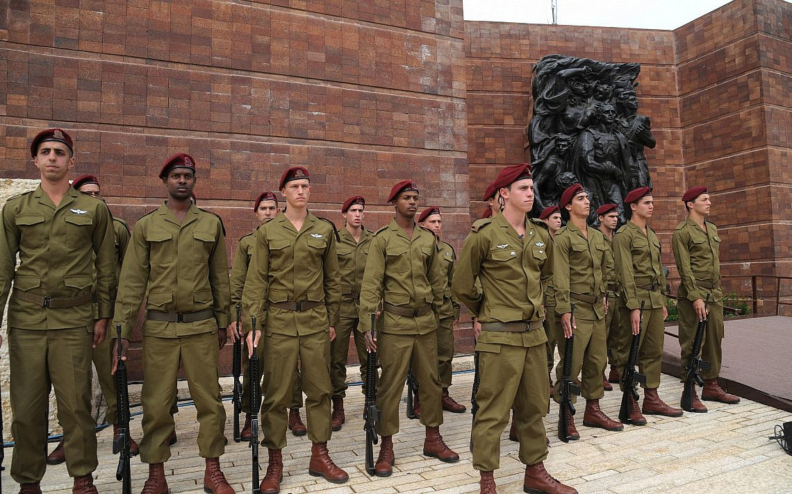 חיילים עומדים דום בטקס יום השואה בהר הרצל. צילום: עמוס בן גרשום, לע"מ.