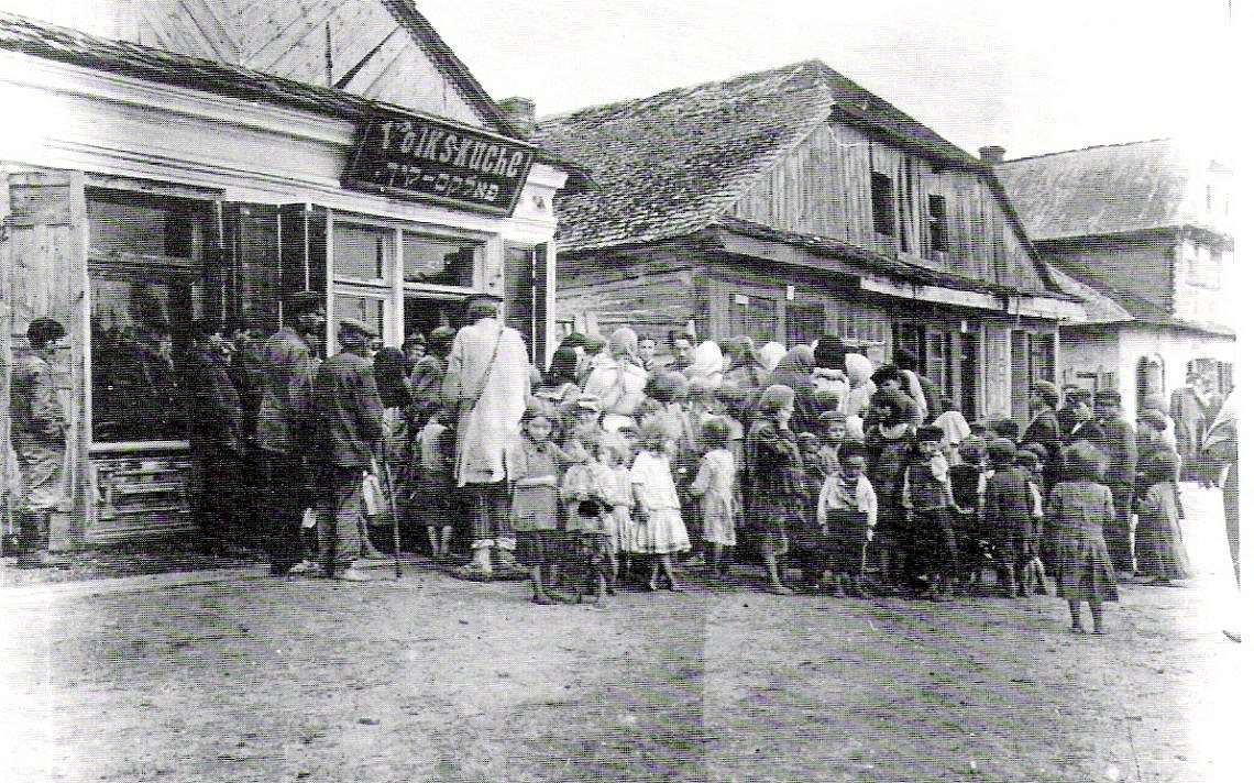 תור לבית תמחוי בעיירה לובומל בווהלין שבמזרח פולין (כיום באוקראינה), 1917.  מתוך ויקיפדיה