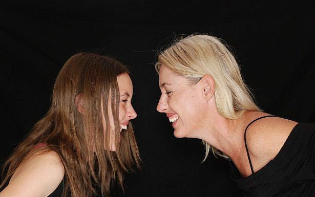 אמא ובת צוחקת אחת מול השנייה, צילום: Pixabay