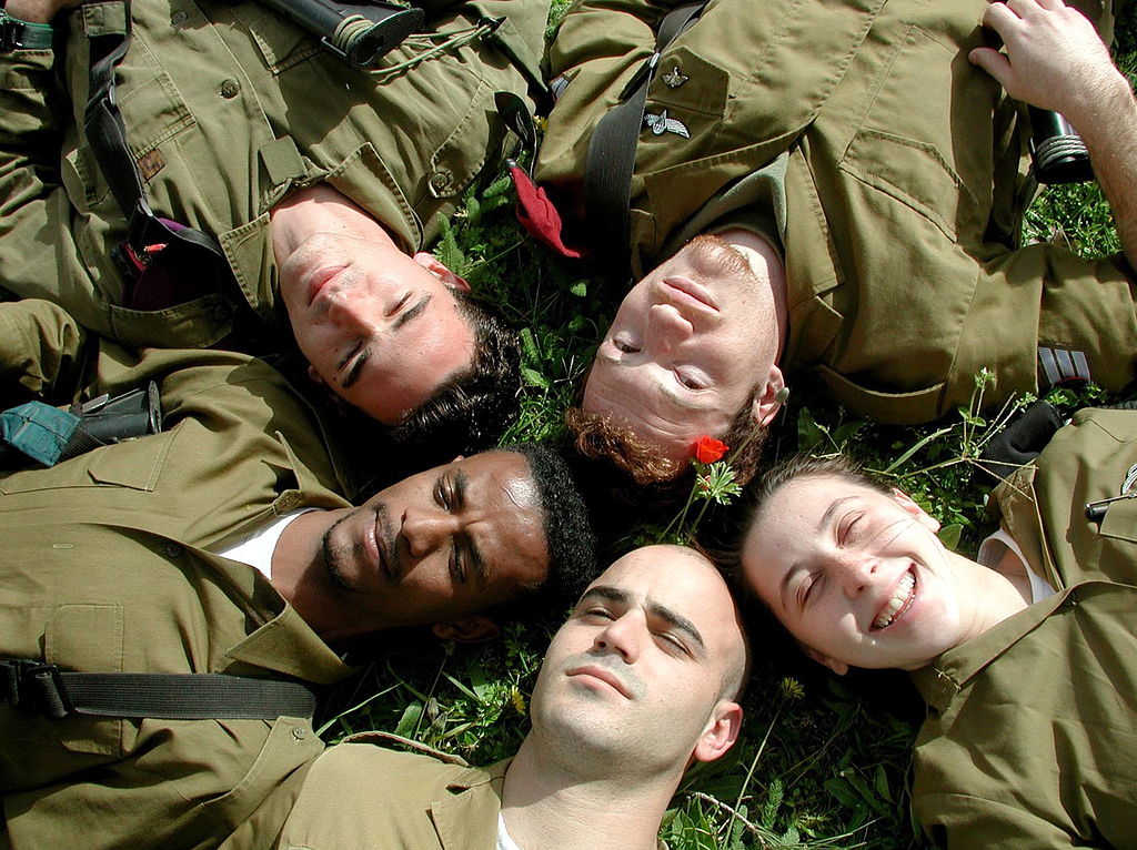 הצבא הוא מרחב משותף לחלקים רבים של החברה
הישראלית, ואין עוד ארגון שמכיל כל כך הרבה זהויות
ותפיסות עולם. באדיבות צה"ל הצבא הוא מרחב משותף לחלקים רבים של החברה
הישראלית, ואין עוד ארגון שמכיל כל כך הרבה זהויות
ותפיסות עולם. באדיבות צה"ל