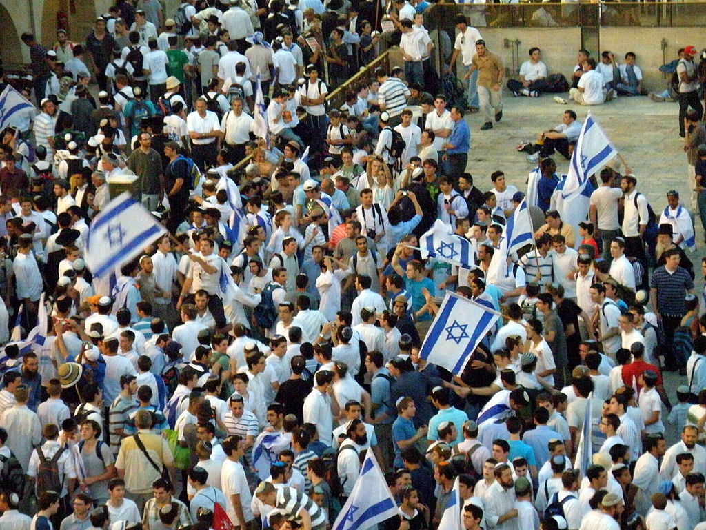 בשנים האחרונות נוהגים
אלפים מבני הקהילה הציונית־הדתית לערוך ביום ירושלים מצעד
ברובע המוסלמי שבעיר העתיקה בשנים האחרונות נוהגים
אלפים מבני הקהילה הציונית־הדתית לערוך ביום ירושלים מצעד
ברובע המוסלמי שבעיר העתיקה