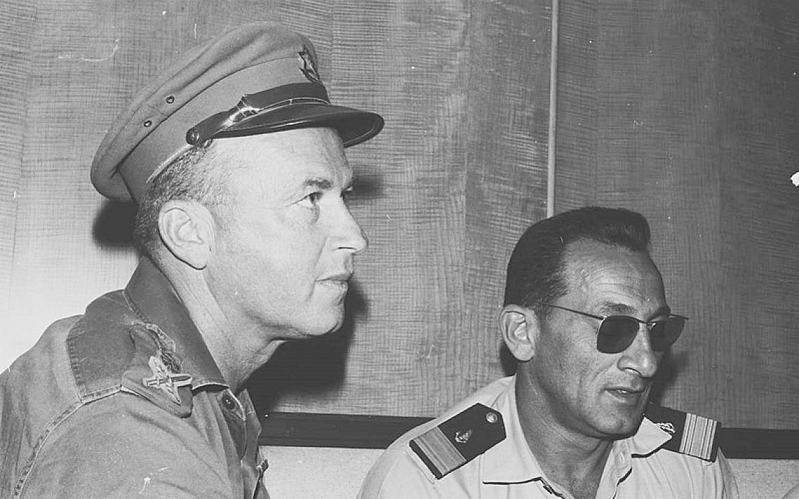 יצחק רבין ומפקד חיל הים האלוף שלמה אראל, 1967 (תמונה: ניר מאור, מוזיאון ההעפלה וחיל הים, ויקימדיה)
