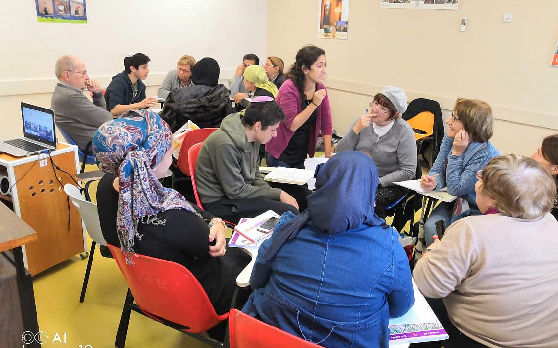 בתמונה: עבודת התלמידים בהתנדבות עם העולים באולפן