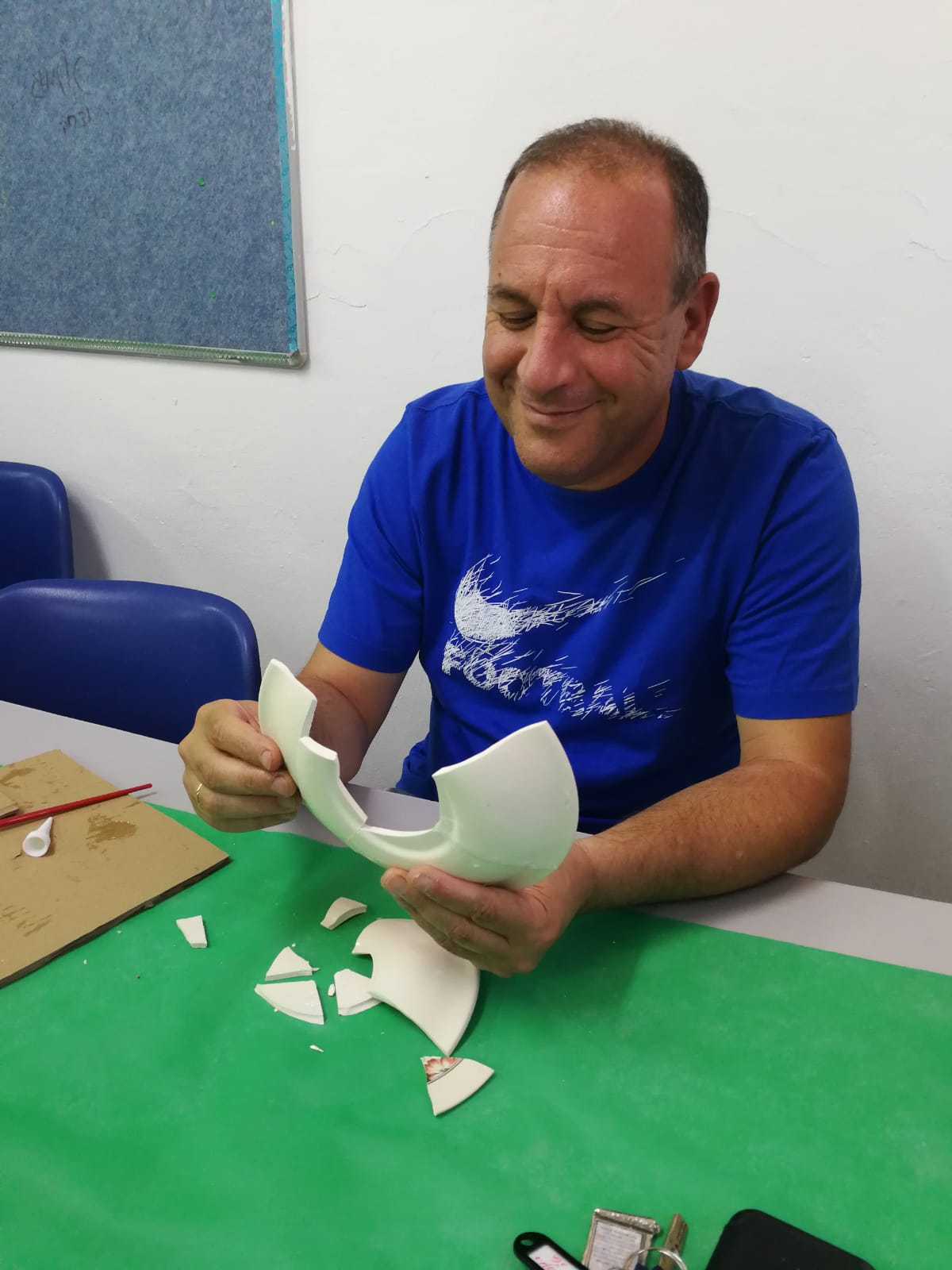 שי בן שטרית, סגן מנהל חטיבת הביניים, מתקן את הכלים השבורים שי בן שטרית, סגן מנהל חטיבת הביניים, מתקן את הכלים השבורים