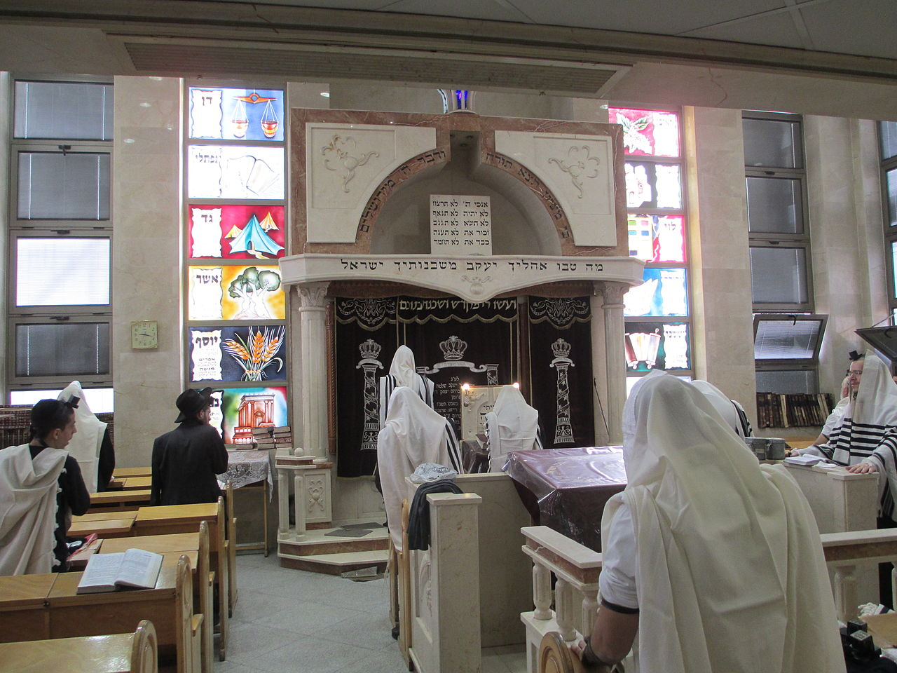 תפילה במניין בבית הכנסת איצקוביץ' בבני ברק. צילום: ד"ר אבישי טייכר, ויקיפדיה