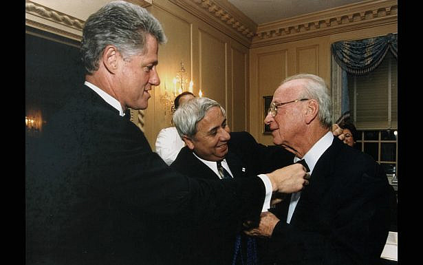 נשיא ארה"ב ביל קלינטון ואיתן הבר עונבים עניבת פרפר לראש הממשלה יצחק רבין, טרם תחילת ארוע בוושינגטון, ארה"ב.
צילום: אבי אוחיון, לע"מ