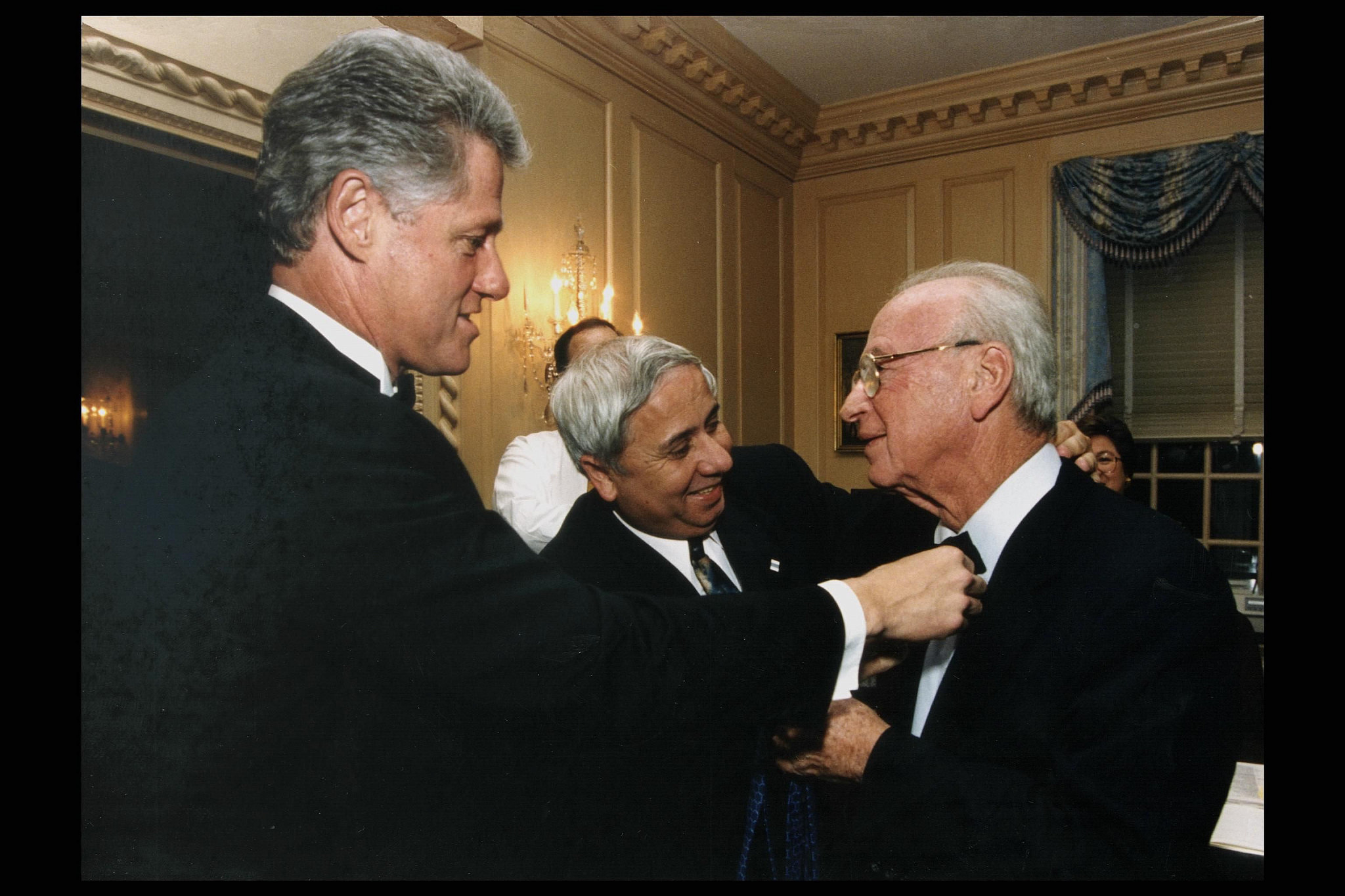 נשיא ארה"ב ביל קלינטון ואיתן הבר עונבים עניבת פרפר לראש הממשלה יצחק רבין, טרם תחילת ארוע בוושינגטון, ארה"ב.
צילום: אבי אוחיון, לע"מ