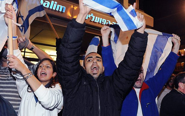 מפגינים מחזיקים דגלי ישראל, צילום: מרק ניומן, לע"מ