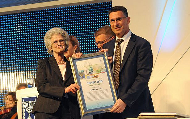 שר החינוך גדעון סער מעניק את פרס ישראל לפרופ' רות גביזון. צילום: משה מילנר, לע"מ