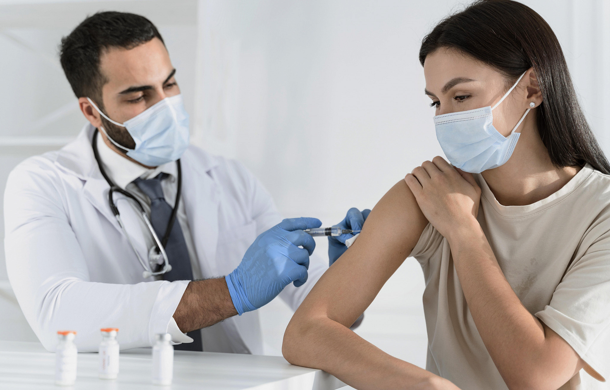 אישה מקבלת חיסון כנגד נגיף הקורונה, צילום: freepik