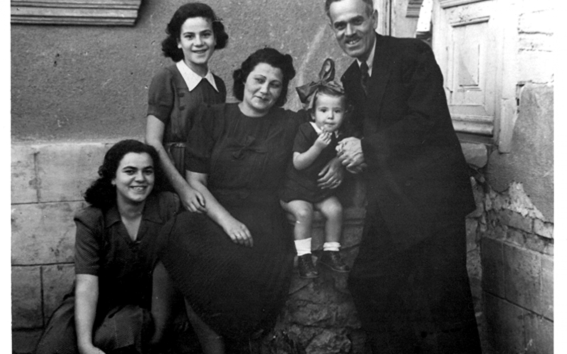 משפחת כלב, בולגריה 1944
ההורים: בוקו (שלמה) ובוקיצה; האחיות (מימין לשמאל): הרצלינה (הרצי), מטילדה (מדי) ונינה.