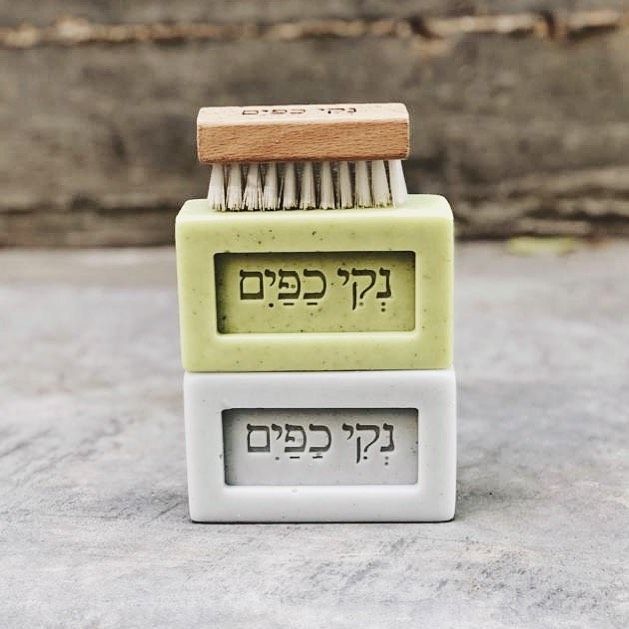 אריק וייס, נקי כפיים, 2000. סבון ומברשת נקוי אריק וייס, נקי כפיים, 2000. סבון ומברשת נקוי