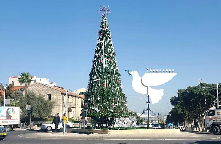 עץ אשוח ויונת שלום &#8211; מיצג בחיפה. צילום: חן כהן, מתוך אתר פיקיויקי