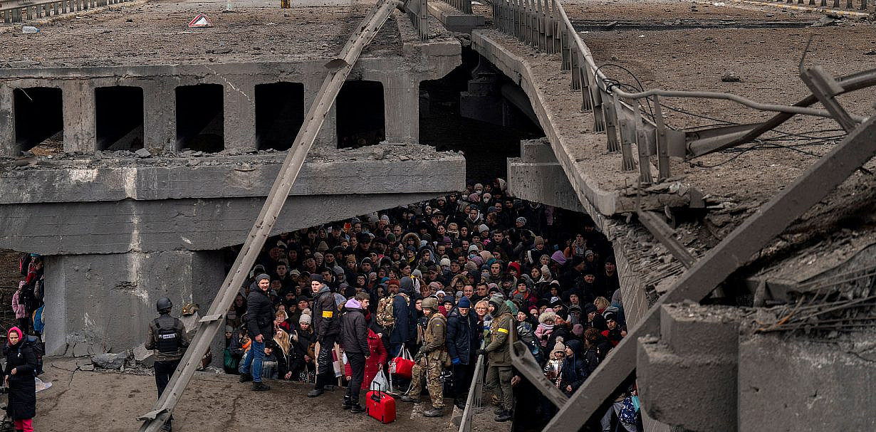 תושבים באוקראינה מסתתרים תחת גשר. (צילום: משרד הפנים האוקראיני)