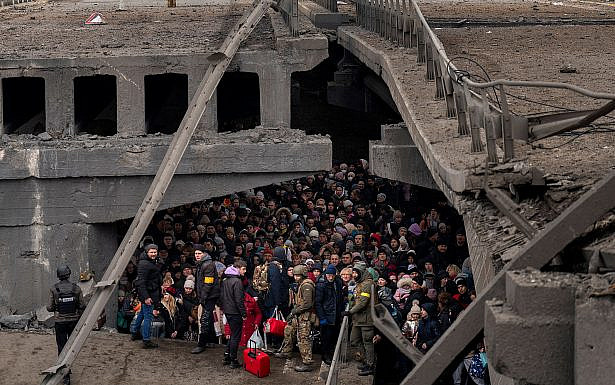 "לסגור ספרי חשבונות, ולפתוח את הלב" תושבים באוקראינה מסתתרים תחת גשר.  (צילום: משרד הפנים האוקראיני)