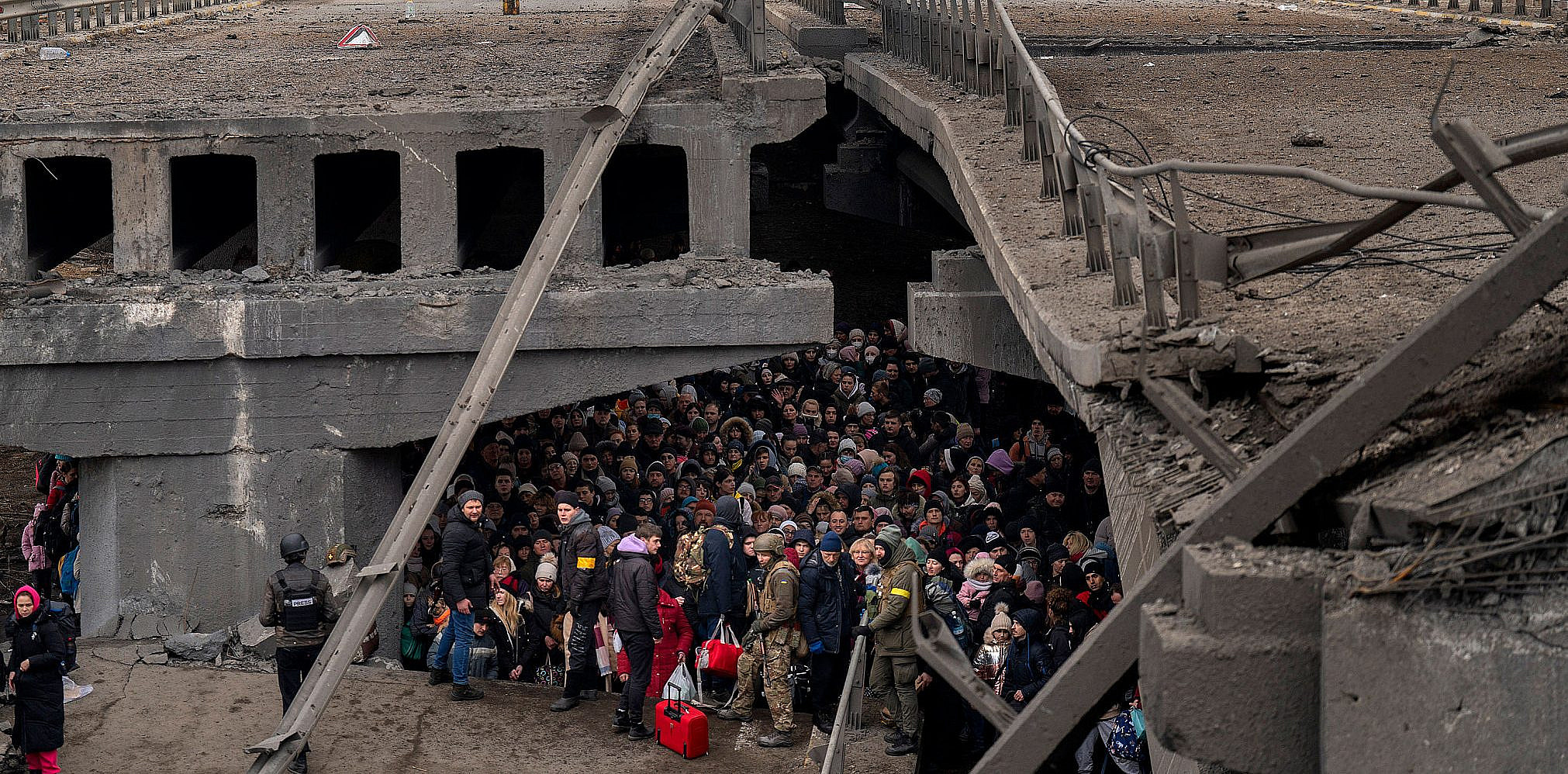 "לסגור ספרי חשבונות, ולפתוח את הלב" תושבים באוקראינה מסתתרים תחת גשר.  (צילום: משרד הפנים האוקראיני)