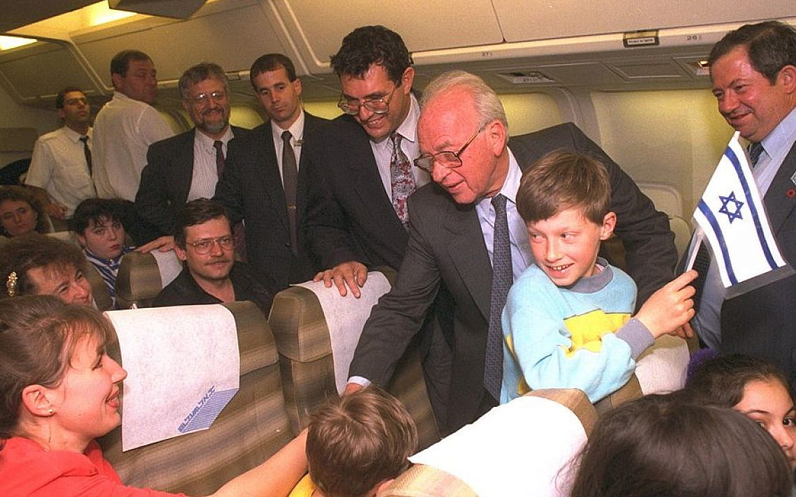 החוויה המודחקת - חוזרת. יצחק רבין עם עולים מברית המועצות, 1991 (צילום: לע"מ)