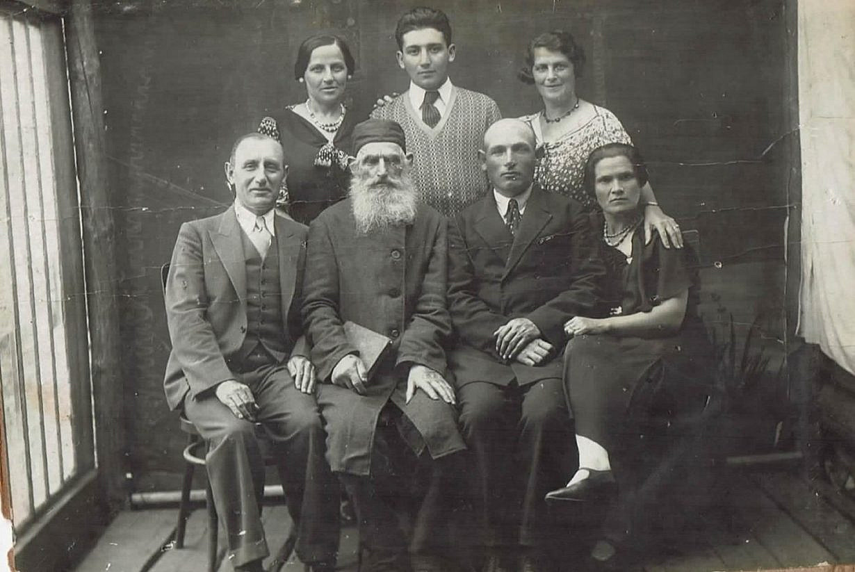 משפחת פרשיצקי, אוזדה, 1932(?), בוריס (ברל) פרשיצקי עומד בשורה השנייה במרכז התמונה, עם הוריו וסבו בצד שמאל. מהארכיון האישי של משפחת פרשיצקי.