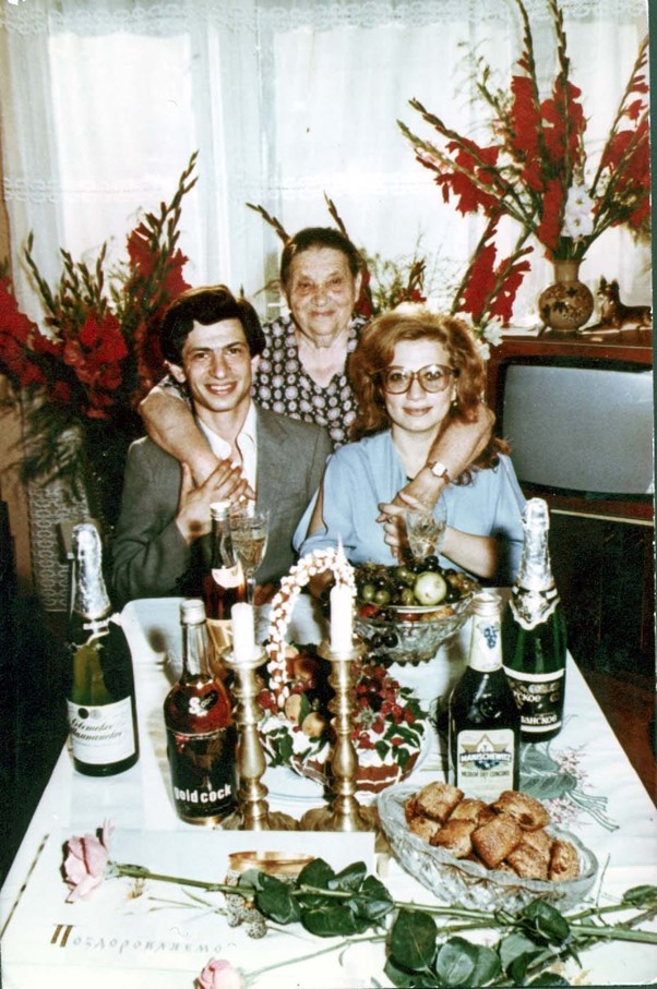 גילה ושמואל לבנברג עם הסבתא ליובה (ליבה) בקר, מהארכיון האישי של משפחת לבנברג, לבוב, 1982