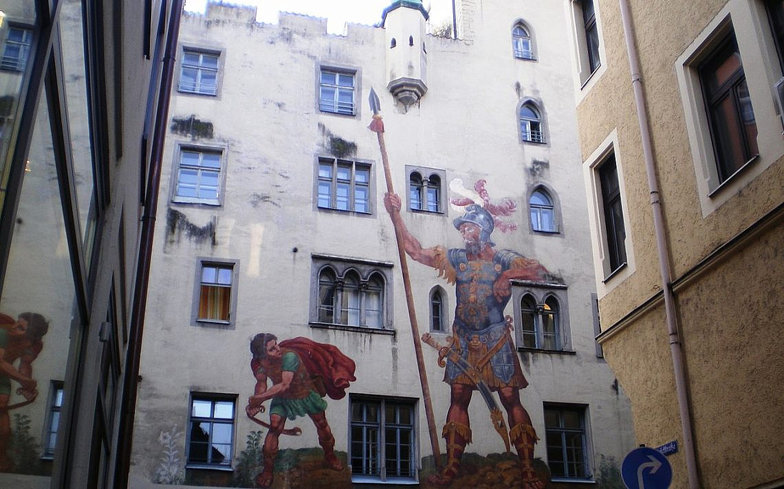 דוד וגוליית – ציור קיר ברחוב גוליית, העיר העתיקה של רגנסבורג, גרמניה