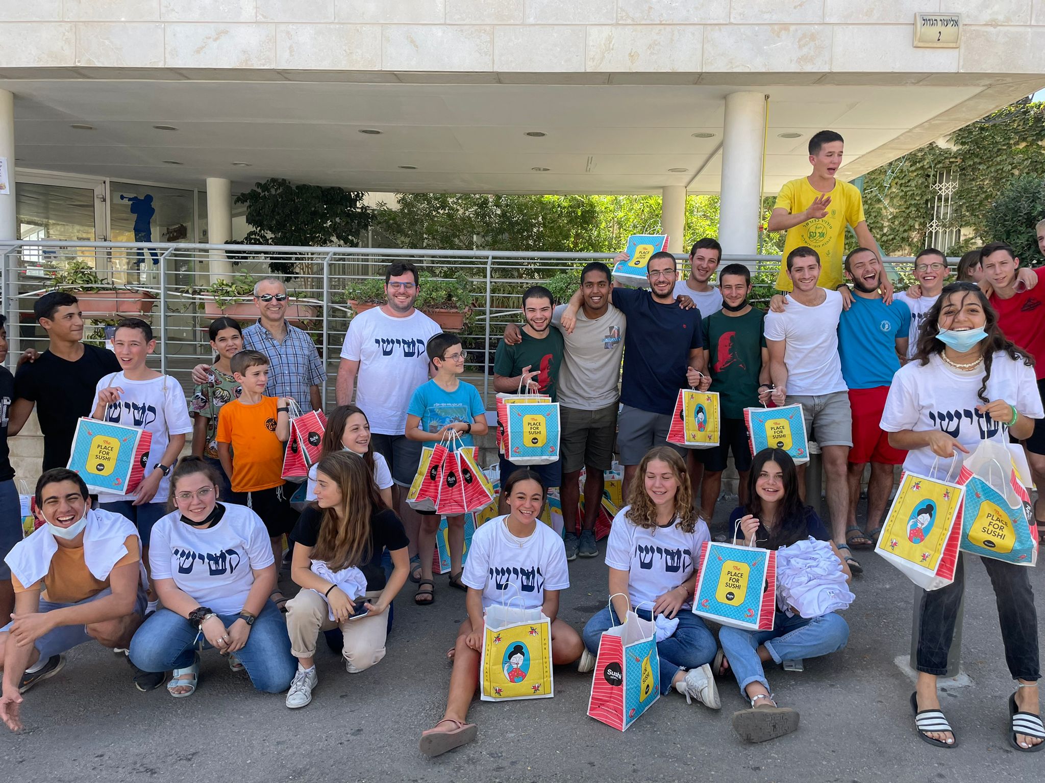 גם מחלקים אוכל וגם מסייעים על הדרך. מיזם "קשישי" גם מחלקים אוכל וגם מסייעים על הדרך. מיזם "קשישי"