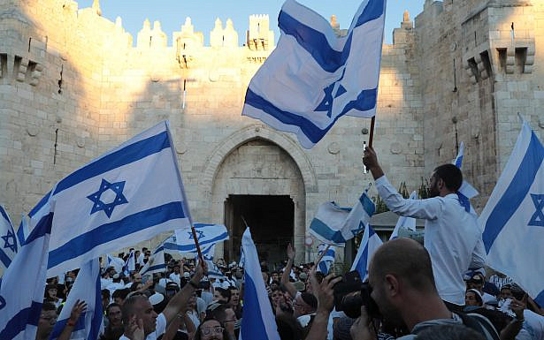 ריקוד הדגלים: המקור לחילול הקודש ביום ירושלים בזמננו הוא בערבוב בין הדתי לבין הלאומי (צילום: יוסי זמיר, שתיל סטוק)