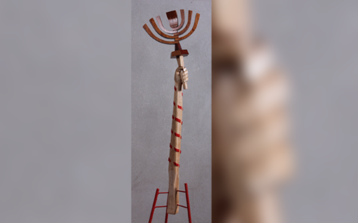 שלום קלנר, פסל החירות היהודי, 2014. עץ מייפל וגונזלו על רגלי פלדה