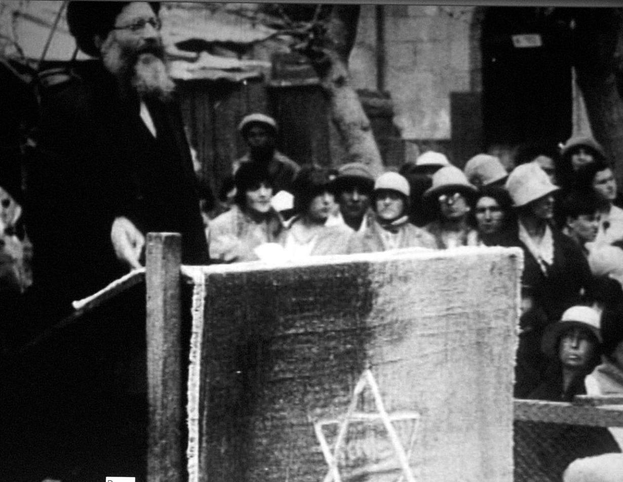 הרב אברהם יצחק קוק נואם בפני קהל בירושלים, שנות העשרים של המאה העשרים. באדיבות ויקיפדיה