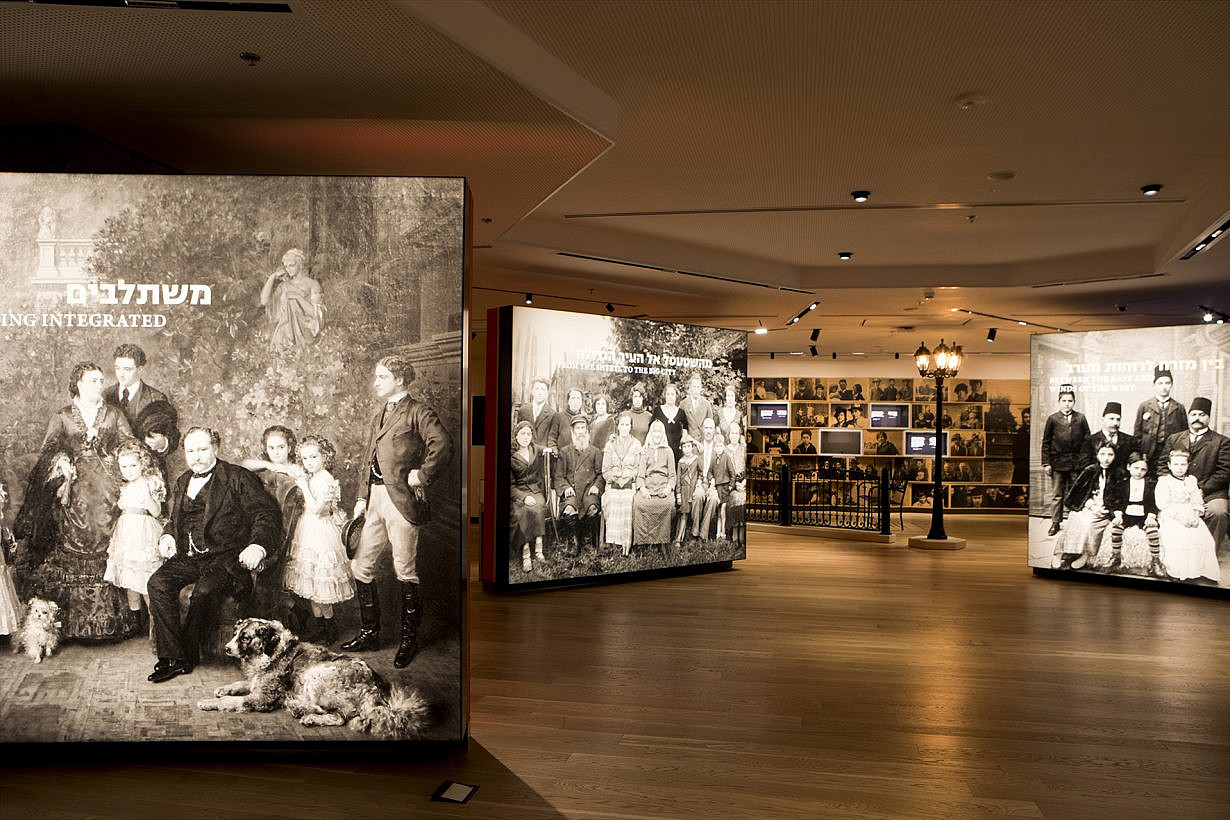 אנו, מוזיאון העם היהודי, מראה כללי של הקומה השלישית במוזיאון: משפחות יהודיות שונות ולידן דמויות יהודיות מהעולם שמספרות מהי יהדות עבורם. צילום: רוני כנעני